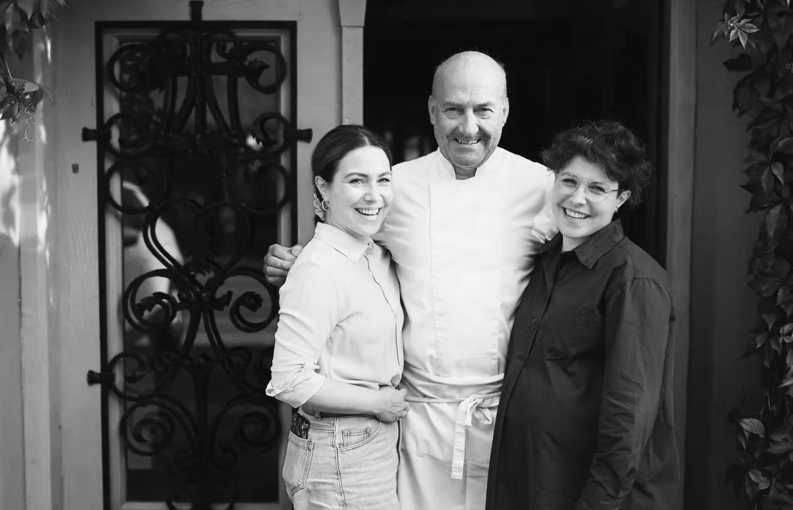 Küchenchef Harry Covi mit Jenn und Jess an der Küchentür